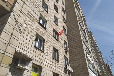 Новосибирцы вывесили на балконах красные флаги в юбилей В.И. Ленина