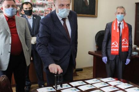 В Кабардино-Балкарском рескоме КПРФ состоялась торжественная церемония гашения памятной почтовой карточки, выпущенной в честь 150-летия В.И. Ленина