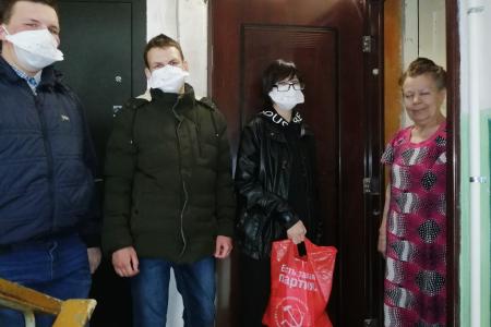 Комсомольцы Челябинской области оказывают помощь пожилым людям в рамках акции «Своих не бросаем»