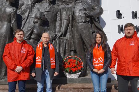 Нижегородские коммунисты и комсомольцы возложили цветы к отреставрированной стеле