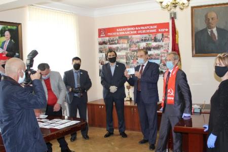 В Кабардино-Балкарском рескоме КПРФ состоялась торжественная церемония гашения памятной почтовой карточки, выпущенной в честь 150-летия В.И. Ленина
