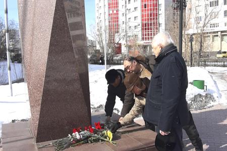 Коммунисты Якутии возложили живые цветы к памятнику государственному и политическому деятелю Гавриилу Чиряеву