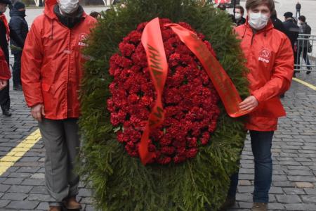 В Москве коммунисты возложили цветы к Мавзолею Ленина, соблюдая социальное дистанцирование