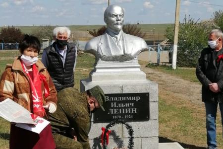 Коммунисты Калмыкии отметили 150-летие со дня рождения Ленина