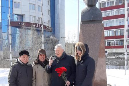 Коммунисты Якутии возложили живые цветы к памятнику государственному и политическому деятелю Гавриилу Чиряеву
