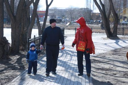 Омские коммунисты провели акцию по раздаче медицинских масок