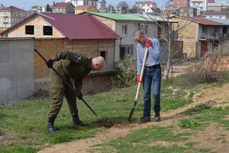 Комсомольцы Севастополя на субботнике  привели в порядок пулеметный ДОТ