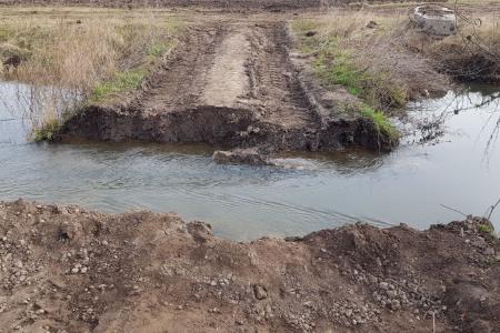 В Рязанском районе техника СПК «Вышгородский», принадлежащего депутату облдумы Митрохину, перегородила плотиной приток Оки