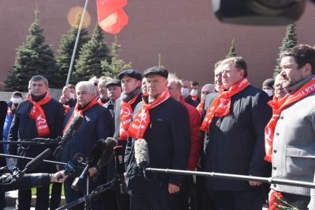 В Москве коммунисты возложили цветы к Мавзолею Ленина, соблюдая социальное дистанцирование