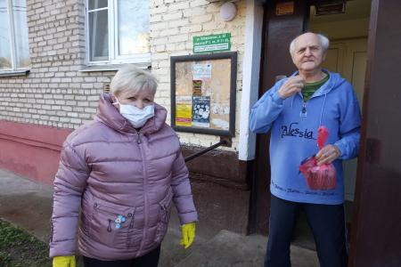 Московская область. Щёлковский ГК КПРФ перед праздником Пасхи раздал праздничные куличи