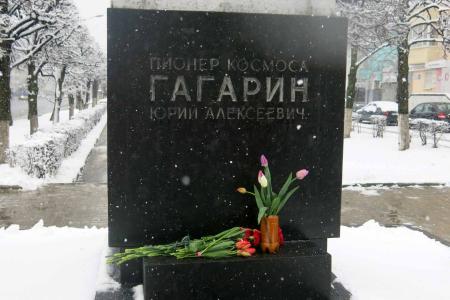День космонавтики в Чебоксарах коммунисты отметили возложением цветов к памятникам пионерам космоса