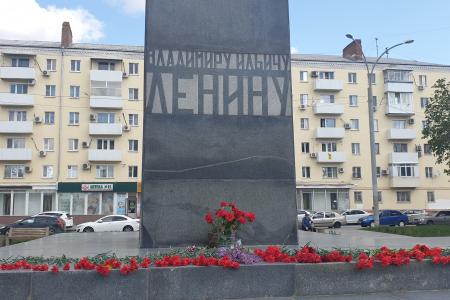 "Ленин - наша сила и гордость!". В Ростове возложили цветы в честь 150-летия вождя мирового пролетариата