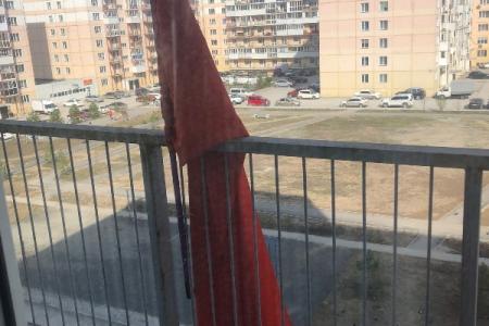 Новосибирцы вывесили на балконах красные флаги в юбилей В.И. Ленина