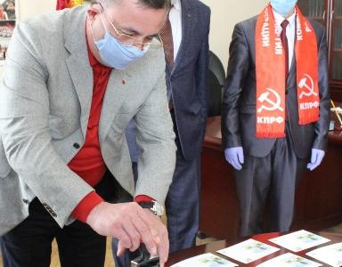 В Кабардино-Балкарском рескоме КПРФ состоялась торжественная церемония гашения памятной почтовой карточки, выпущенной в честь 150-летия В.И. Ленина