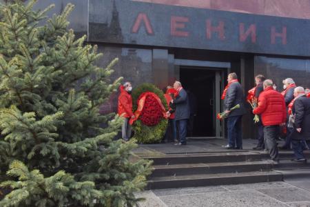 В Москве коммунисты возложили цветы к Мавзолею Ленина, соблюдая социальное дистанцирование