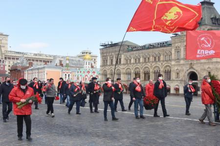 В Москве коммунисты возложили цветы к Мавзолею Ленина, соблюдая социальное дистанцирование