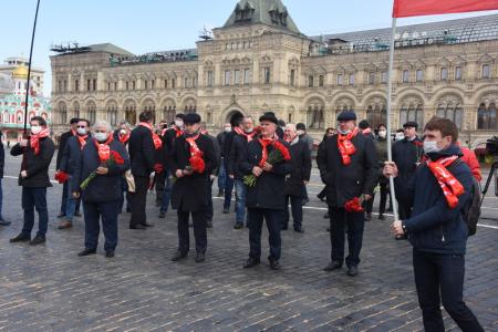 В Москве коммунисты возложили цветы к Мавзолею Ленина, соблюдая социальное дистанцирование