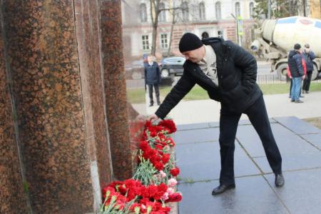 Ярославцы принесли цветы к памятнику В.И.Ленина