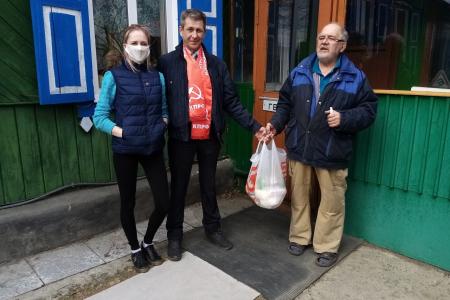 Комсомольцы Челябинской области оказывают помощь пожилым людям в рамках акции «Своих не бросаем»