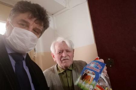 Московская область. Щёлковский ГК КПРФ перед праздником Пасхи раздал праздничные куличи