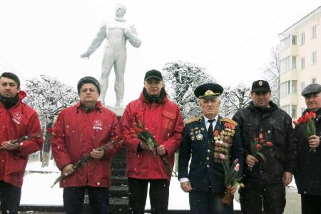 День космонавтики в Чебоксарах коммунисты отметили возложением цветов к памятникам пионерам космоса