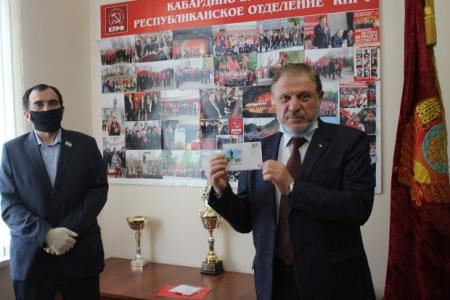 В Кабардино-Балкарском рескоме КПРФ состоялась торжественная церемония гашения памятной почтовой карточки, выпущенной в честь 150-летия В.И. Ленина