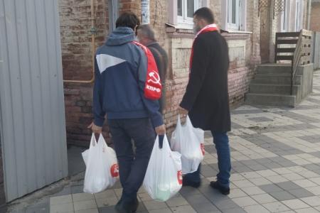 Краснодар. Вместе с добровольцами помощь нуждающимся оказывают кандидат в члены ЦК КПРФ Дмитрий Коломиец и тележурналист Алексей Шулепов