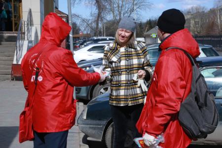 Омские коммунисты провели акцию по раздаче медицинских масок