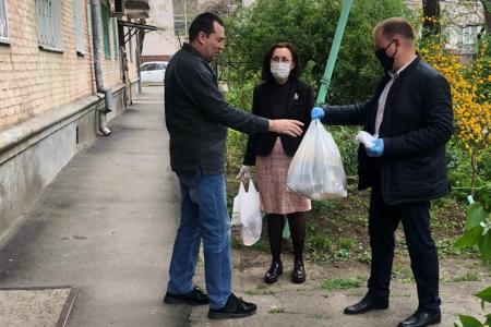 Краснодар. Вместе с добровольцами помощь нуждающимся оказывают кандидат в члены ЦК КПРФ Дмитрий Коломиец и тележурналист Алексей Шулепов