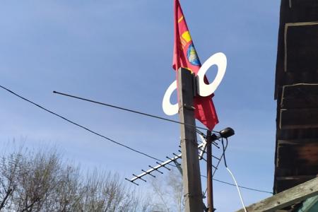 Новосибирцы вывесили на балконах красные флаги в юбилей В.И. Ленина