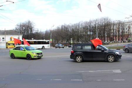Ярославцы принесли цветы к памятнику В.И.Ленина