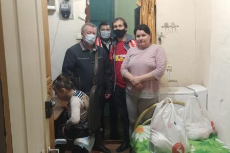 Краснодар. Вместе с добровольцами помощь нуждающимся оказывают кандидат в члены ЦК КПРФ Дмитрий Коломиец и тележурналист Алексей Шулепов