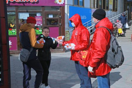 Омские коммунисты провели акцию по раздаче медицинских масок