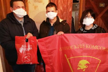 Комсомольцы Челябинской области оказывают помощь пожилым людям в рамках акции «Своих не бросаем»