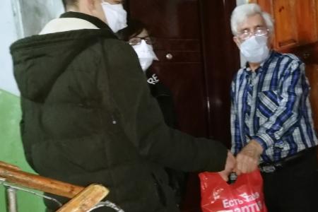 Комсомольцы Челябинской области оказывают помощь пожилым людям в рамках акции «Своих не бросаем»