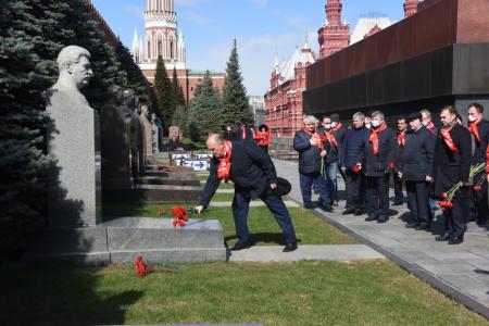 В Москве коммунисты возложили цветы к Мавзолею Ленина, соблюдая социальное дистанцирование