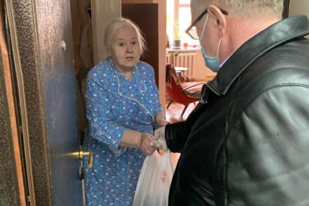 Московская область. Депутат-коммунист Александр Наумов в г.о. Домодедово передал продукты поколению «Детей войны»
