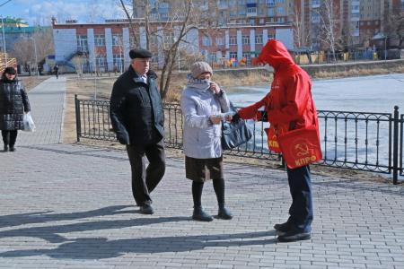 Омские коммунисты провели акцию по раздаче медицинских масок