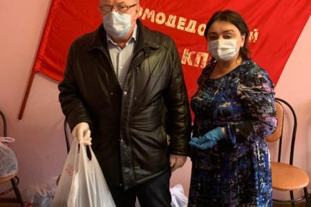 Московская область. Депутат-коммунист Александр Наумов в г.о. Домодедово передал продукты поколению «Детей войны»