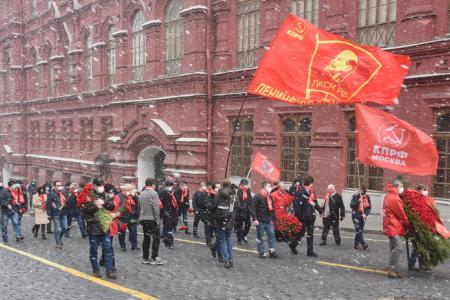 В Москве коммунисты возложили цветы к Мавзолею Ленина, соблюдая социальное дистанцирование