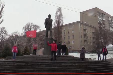 Саратовские коммунисты поздравили земляков с Днём космонавтики