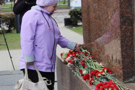Ярославцы принесли цветы к памятнику В.И.Ленина