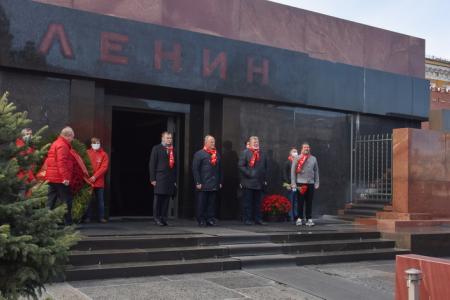 В Москве коммунисты возложили цветы к Мавзолею Ленина, соблюдая социальное дистанцирование