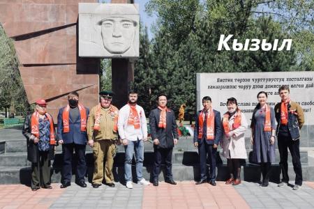 СМИ и соцсети об акциях КПРФ к 75-летию Великой Победы:  «Бессмертный полк под красным стягом», автопробеги, шествие в Иркутске, задержания в Москве