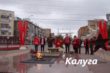 СМИ и соцсети об акциях КПРФ к 75-летию Великой Победы:  «Бессмертный полк под красным стягом», автопробеги, шествие в Иркутске, задержания в Москве