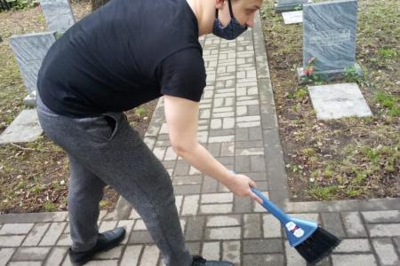 Воронеж. По поручению депутата Госдумы Сергея Гаврилова комсомольцы и коммунисты провели субботник на Аллее славы