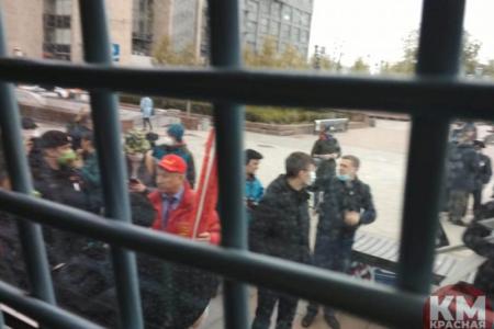 Депутатов от КПРФ с помощниками задержали на акции в честь Дня Победы в Москве
