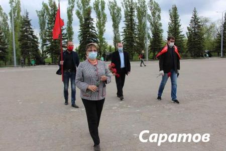 СМИ и соцсети об акциях КПРФ к 75-летию Великой Победы:  «Бессмертный полк под красным стягом», автопробеги, шествие в Иркутске, задержания в Москве