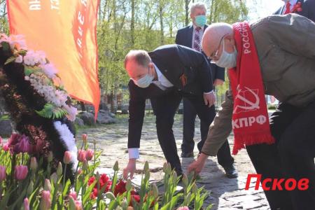 СМИ и соцсети об акциях КПРФ к 75-летию Великой Победы:  «Бессмертный полк под красным стягом», автопробеги, шествие в Иркутске, задержания в Москве