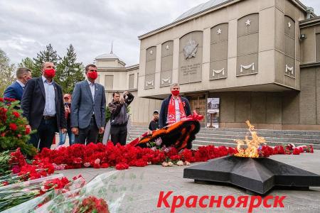 СМИ и соцсети об акциях КПРФ к 75-летию Великой Победы:  «Бессмертный полк под красным стягом», автопробеги, шествие в Иркутске, задержания в Москве